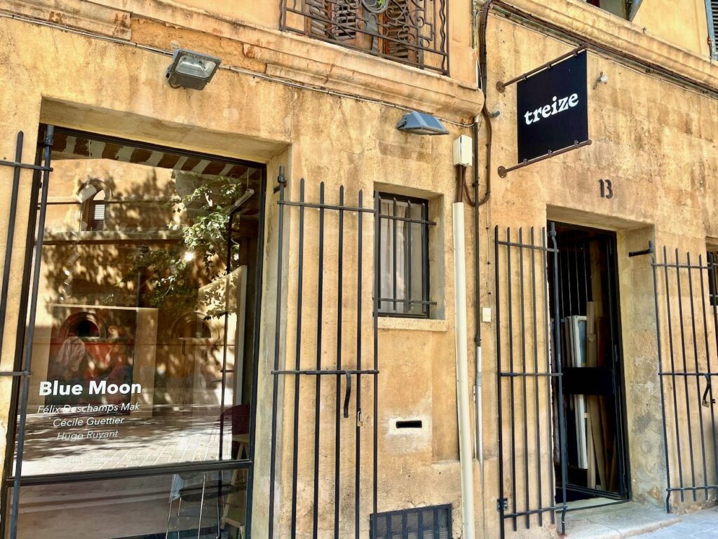 Treize, une galerie d'art et espace artistique à Aix-en-Provence qui réinvente la scène locale avec des expositions collectives, des performances et des conférences.