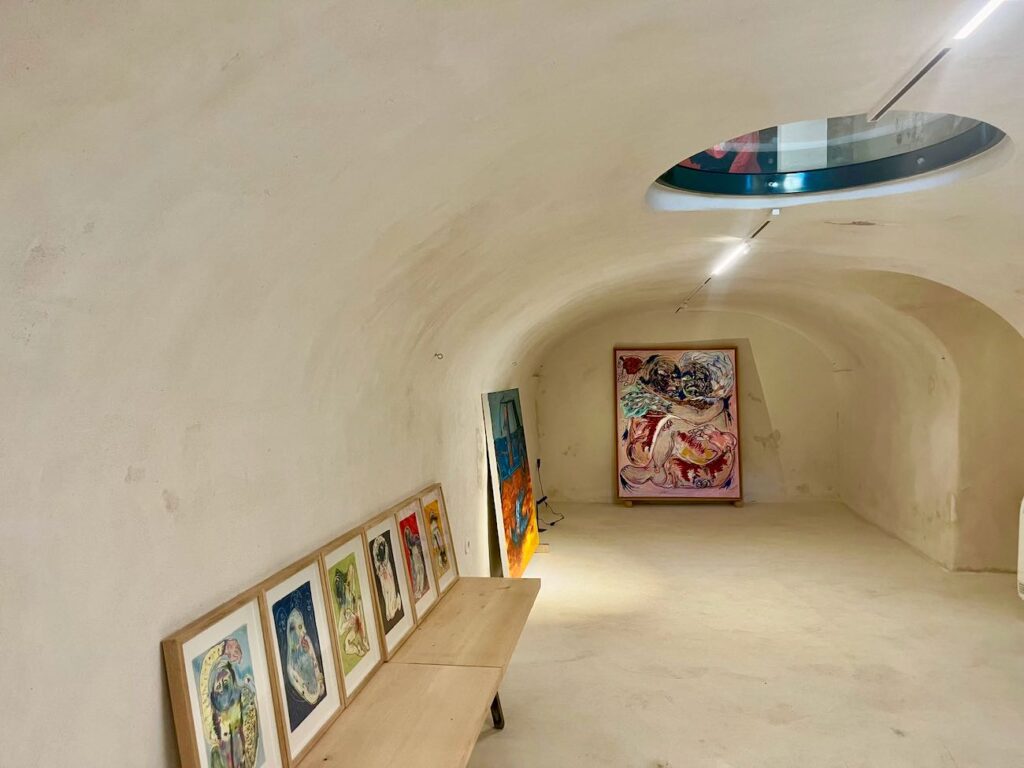 Treize, une galerie d'art et espace artistique à Aix-en-Provence qui réinvente la scène locale avec des expositions collectives, des performances et des conférences.