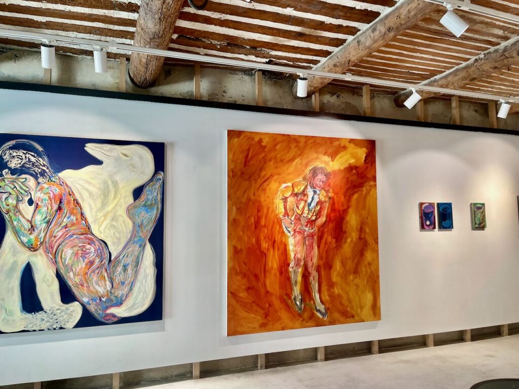 Treize, une galerie d'art et espace artistique à Aix-en-Provence qui réinvente la scène locale avec des expositions collectives, des performances et des conférences.