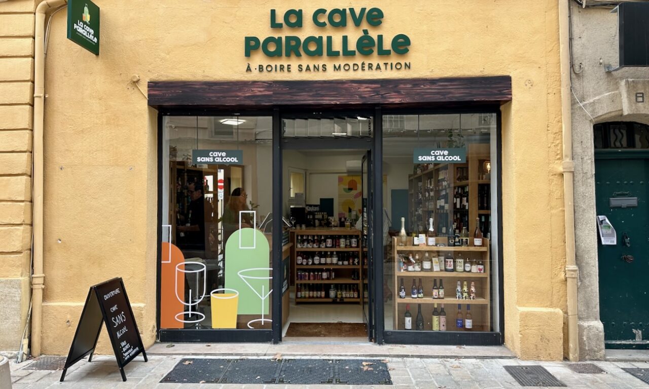 La cave parallèle est un établissement installé à Aix-en-Provence spécialisé dans les boissons sans alcool (devanture)