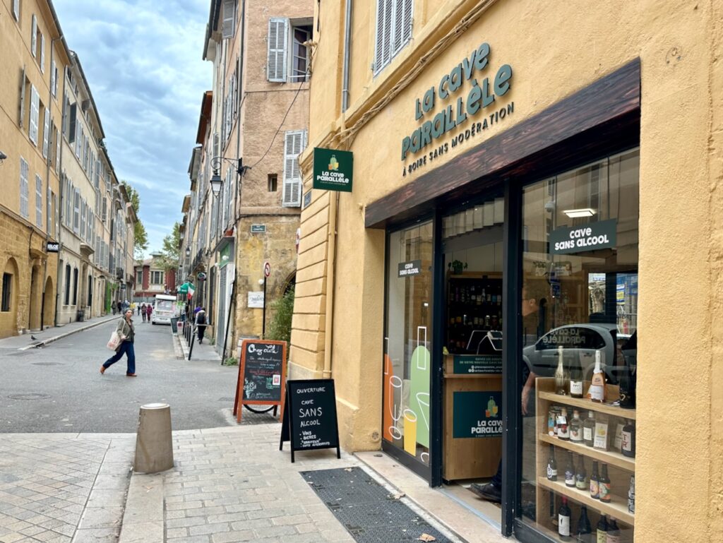 La cave parallèle est un établissement installé à Aix-en-Provence spécialisé dans les boissons sans alcool (rue)