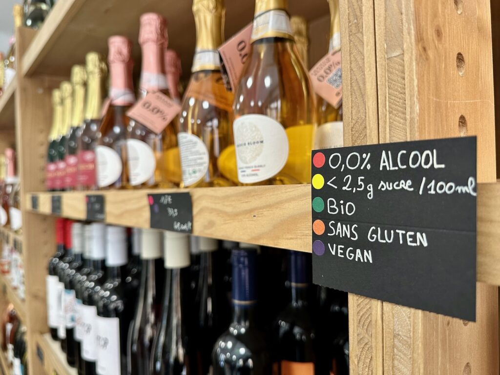 La cave parallèle est un établissement installé à Aix-en-Provence spécialisé dans les boissons sans alcool (composition)