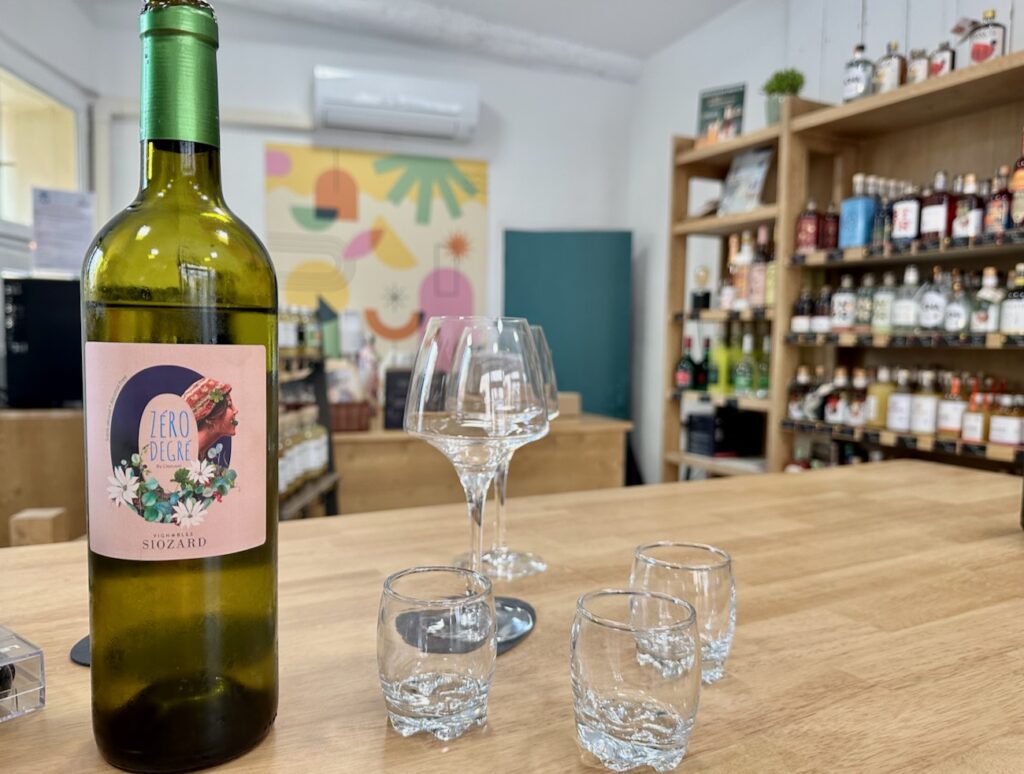 La cave parallèle est un établissement installé à Aix-en-Provence spécialisé dans les boissons sans alcool (dégustation)