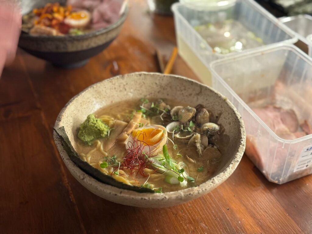 Bistro Japon est un bar à ramen le midi et bistot Izakaya le soir. Situé à Aix en Provence, il propose également une large sélection de bières artisanales françaises et de vins natures. (coques)