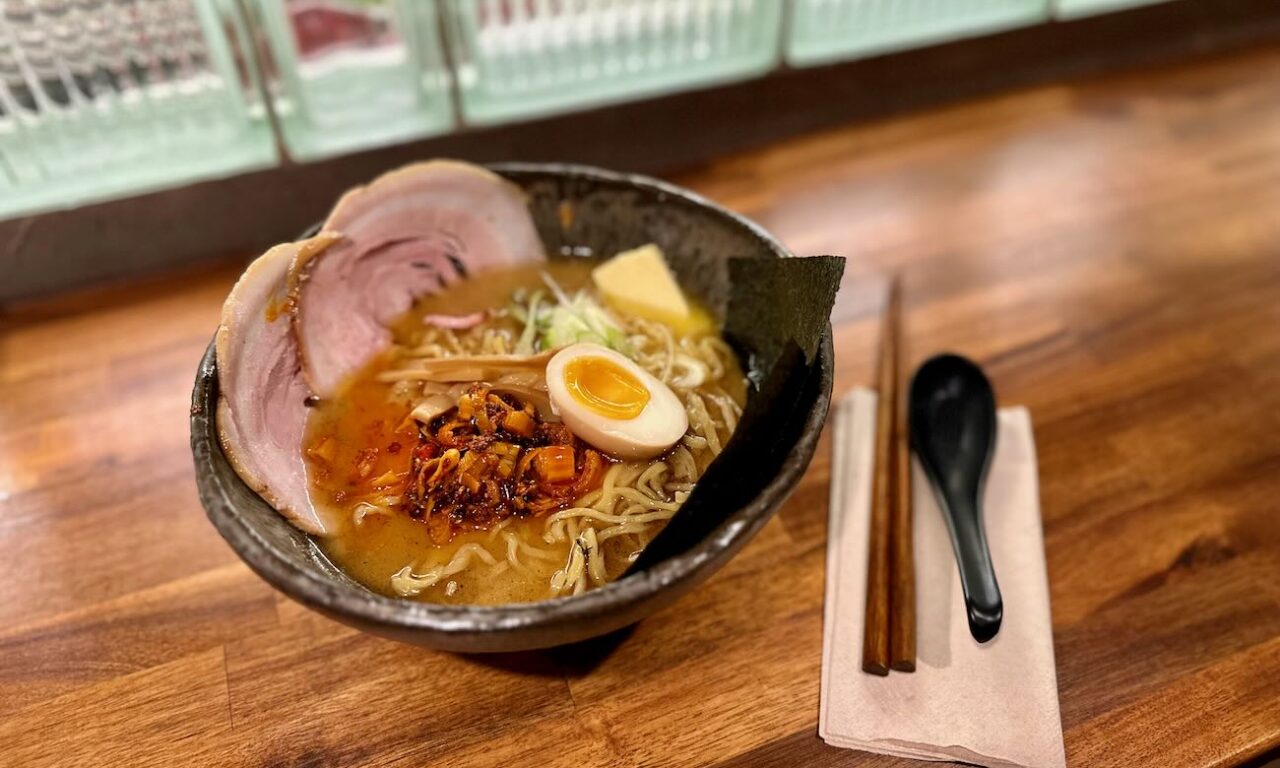 Bistro Japon est un bar à ramen le midi et bistot Izakaya le soir. Situé à Aix en Provence, il propose également une large sélection de bières artisanales françaises et de vins natures. 