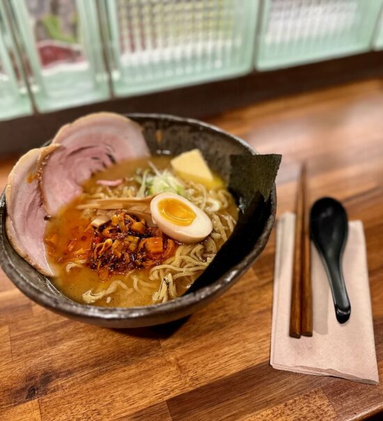 Bistro Japon est un bar à ramen le midi et bistot Izakaya le soir. Situé à Aix en Provence, il propose également une large sélection de bières artisanales françaises et de vins natures. (ramen)