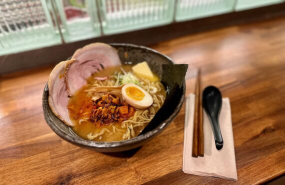 Bistro Japon est un bar à ramen le midi et bistot Izakaya le soir. Situé à Aix en Provence, il propose également une large sélection de bières artisanales françaises et de vins natures. 