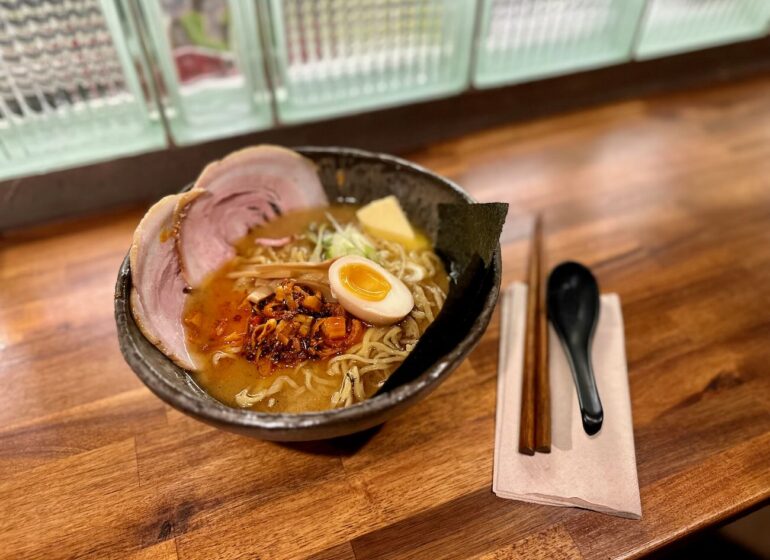 Bistro Japon est un bar à ramen le midi et bistot Izakaya le soir. Situé à Aix en Provence, il propose également une large sélection de bières artisanales françaises et de vins natures. (ramen)