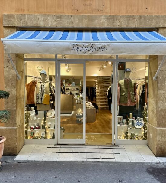 Fanfreluche Concept est une boutique de vêtements et un concept store situé à Aix-en-Provence, on y trouve de belles pièces de marques textiles émergentes, des bijoux et des objets déco. (devanture)