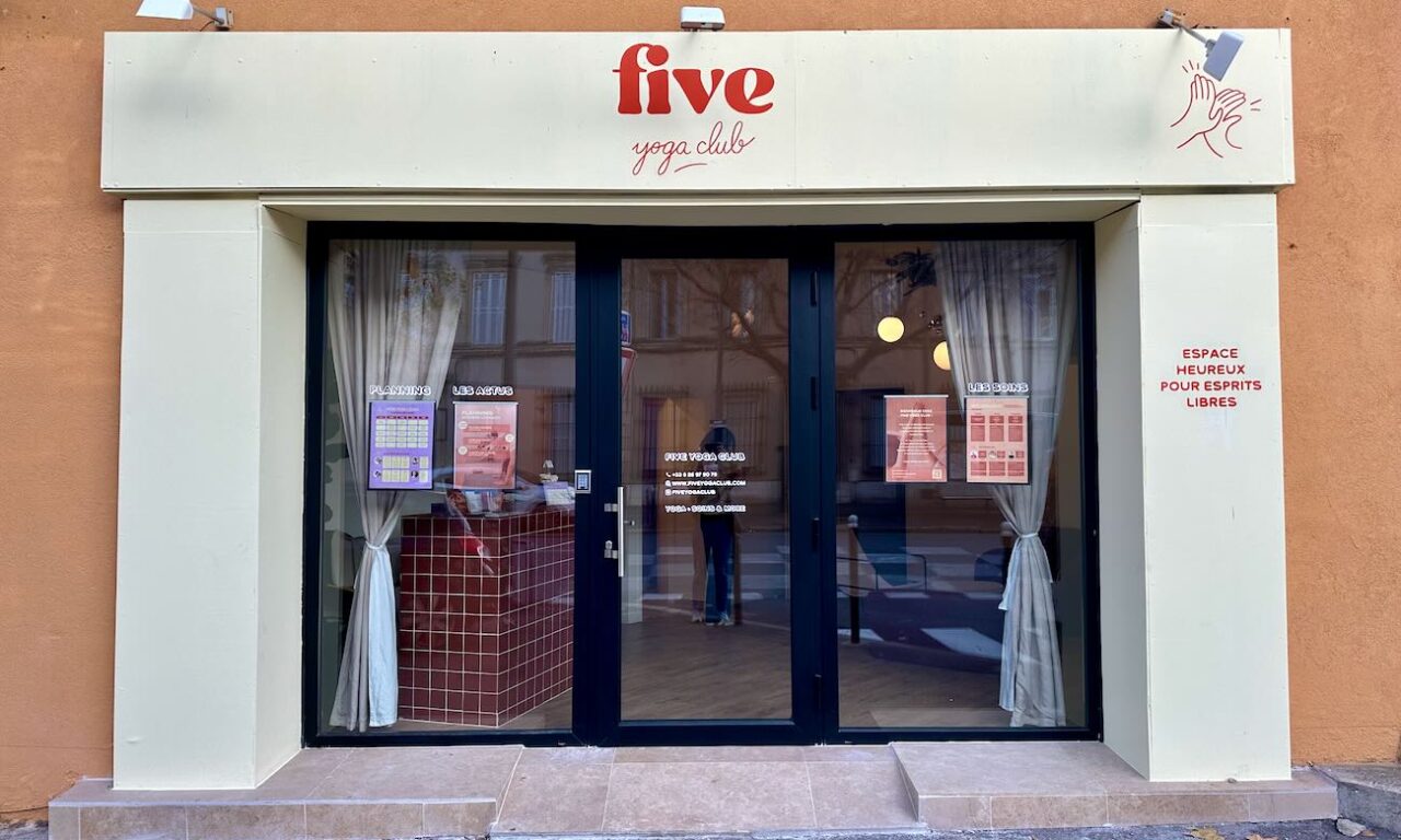 Five Yoga Club est un studio holistique situé à Aix-en-Provence offrant des cours de yoga, pilate, des soins bien-être et des ateliers saisonniers