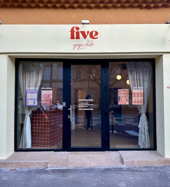 Five Yoga Club est un studio holistique situé à Aix-en-Provence offrant des cours de yoga, pilate, des soins bien-être et des ateliers saisonniers. (façade)