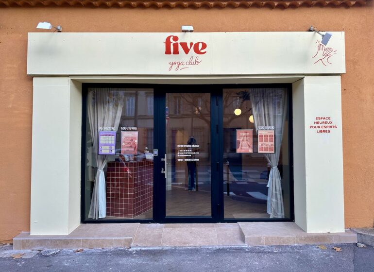 Five Yoga Club est un studio holistique situé à Aix-en-Provence offrant des cours de yoga, pilate, des soins bien-être et des ateliers saisonniers