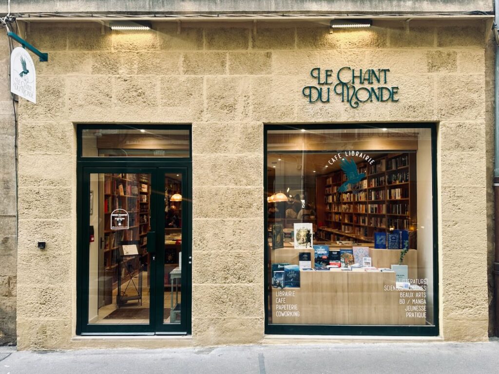 Le Chant du Monde est une librairie située à Aix en Provence qui donne à voir différents genres littéraires et un coffee shop pour un déjeuner sur le pouce ou une pause café. (façade)