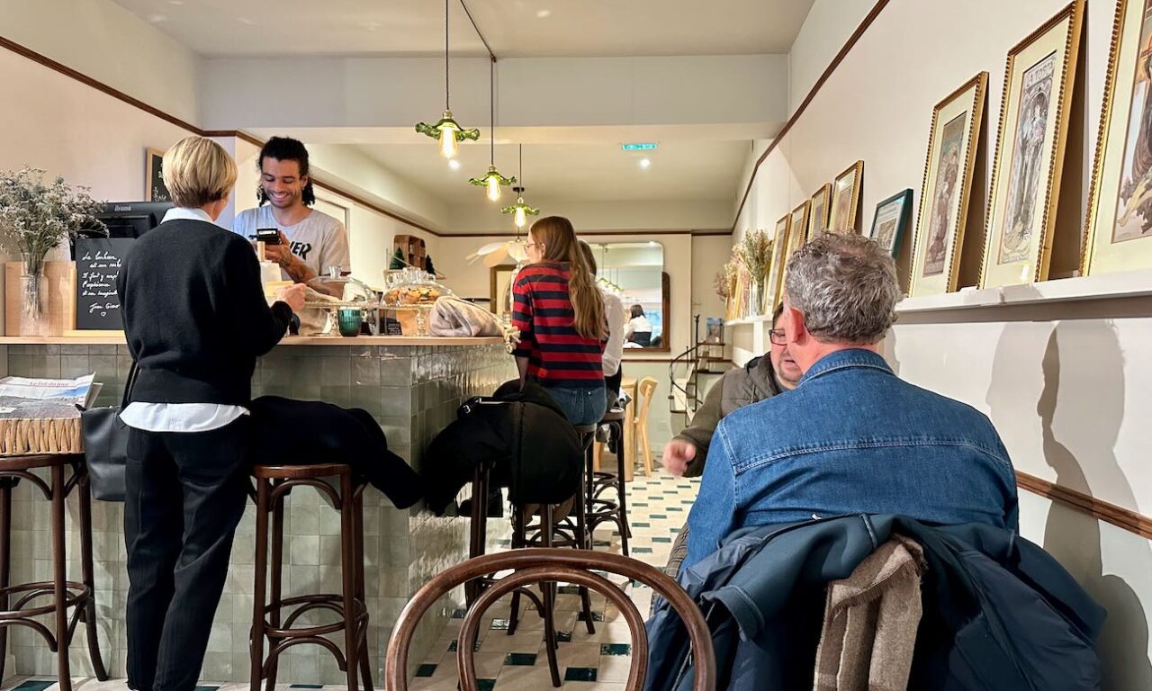 Le Chant du Monde est une librairie située à Aix en Provence qui donne à voir différents genres littéraires et un coffee shop pour un déjeuner sur le pouce ou une pause café. (coffe shop)