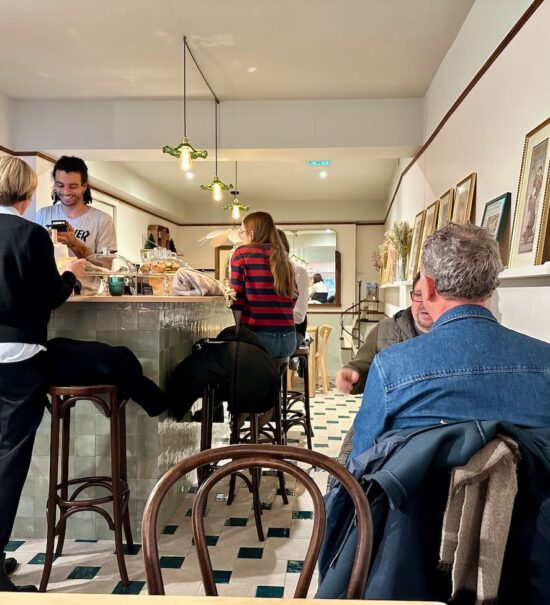 Le Chant du Monde est une librairie située à Aix en Provence qui donne à voir différents genres littéraires et un coffee shop pour un déjeuner sur le pouce ou une pause café. (coffe shop)