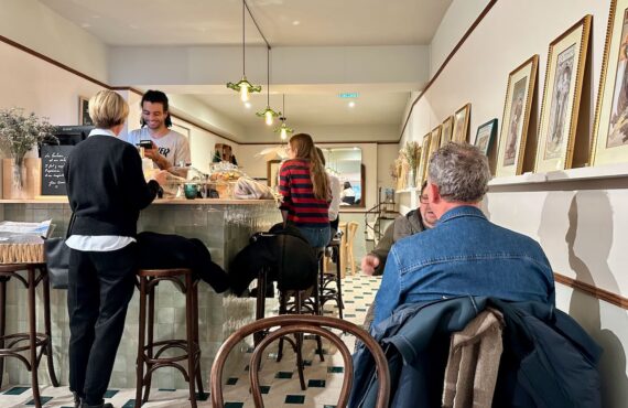 Le Chant du Monde est une librairie située à Aix en Provence qui donne à voir différents genres littéraires et un coffee shop pour un déjeuner sur le pouce ou une pause café. (coffe shop)