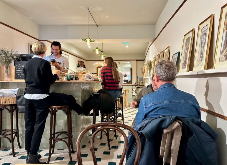 Le Chant du Monde est une librairie située à Aix en Provence qui donne à voir différents genres littéraires et un coffee shop pour un déjeuner sur le pouce ou une pause café. (coffe shop)