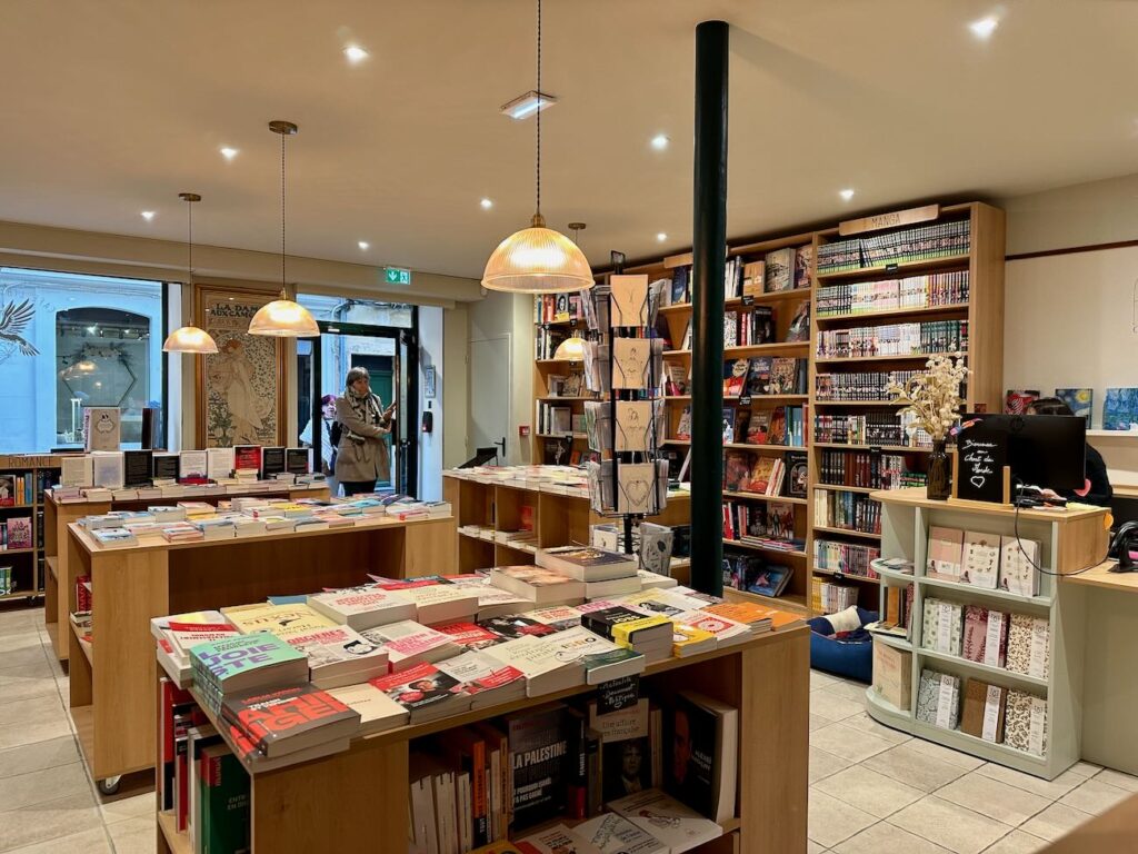 Le Chant du Monde est une librairie située à Aix en Provence qui donne à voir différents genres littéraires et un coffee shop pour un déjeuner sur le pouce ou une pause café. (librairie)