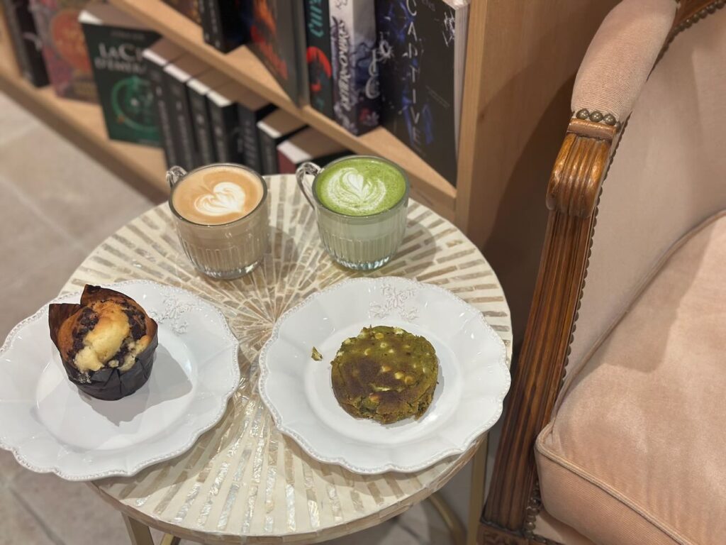 Le Chant du Monde est une librairie située à Aix en Provence qui donne à voir différents genres littéraires et un coffee shop pour un déjeuner sur le pouce ou une pause café. (goûter)