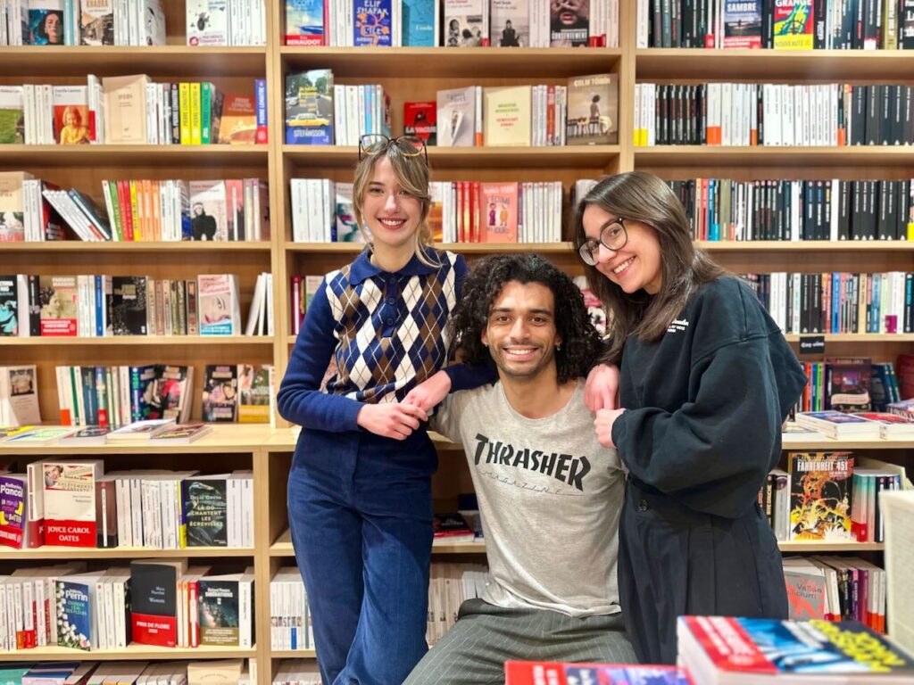 Le Chant du Monde est une librairie située à Aix en Provence qui donne à voir différents genres littéraires et un coffee shop pour un déjeuner sur le pouce ou une pause café. (Mathilde, Nils et Clara)