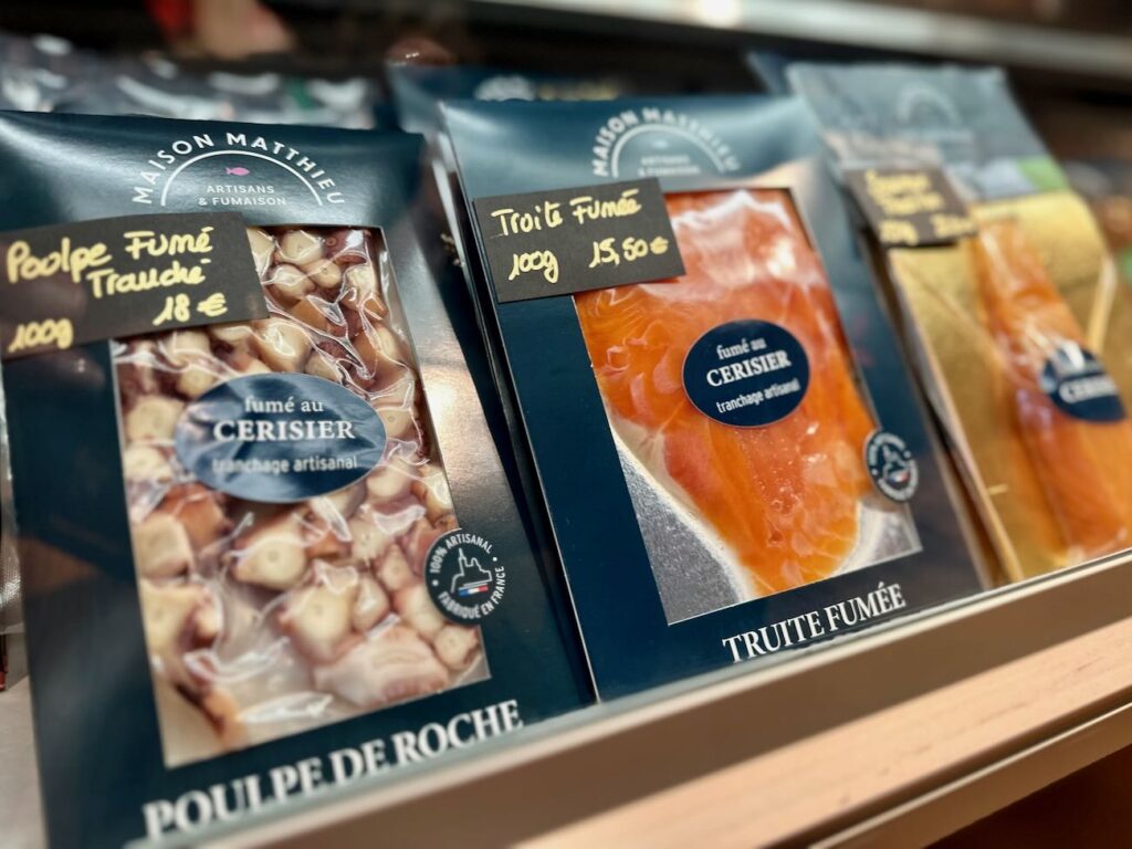 Les Épicurieuses est une épicerie fine située dans l’hyper centre d’Aix en Provence. On y trouve des conserves, des huiles, des épices et tout un tas de produits bien sourcés. (poissons fumés)