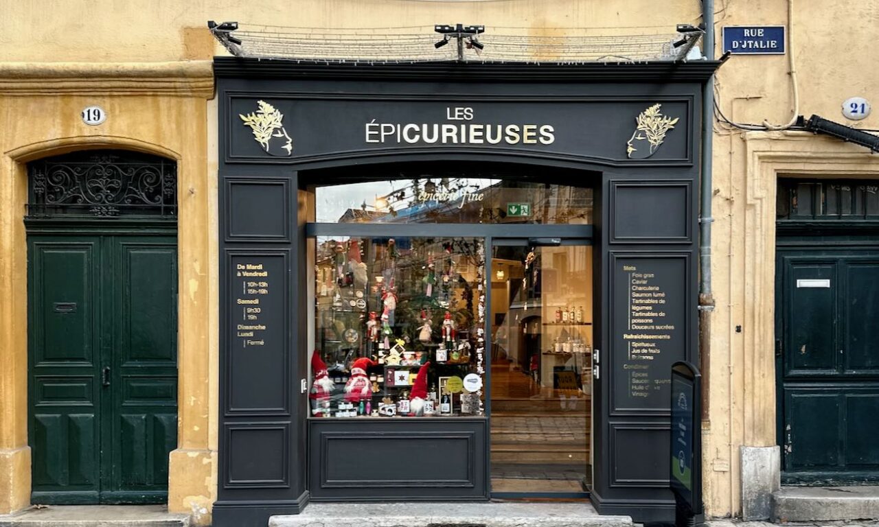 Les Épicurieuses est une épicerie fine située dans l’hyper centre d’Aix en Provence. On y trouve des conserves, des huiles, des épices et tout un tas de produits bien sourcés.