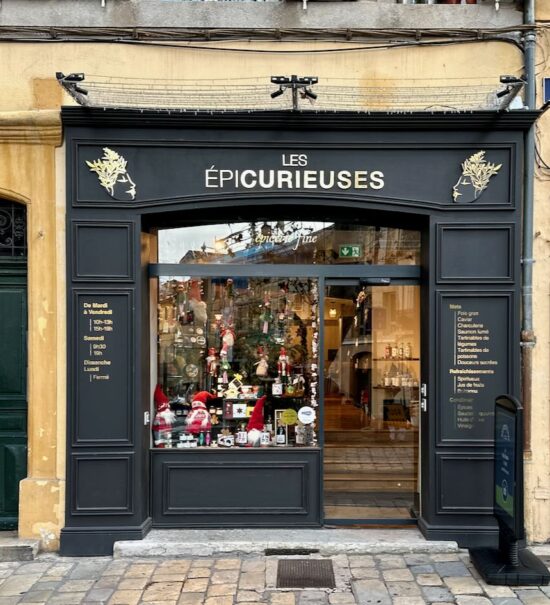 Les Épicurieuses est une épicerie fine située dans l’hyper centre d’Aix en Provence. On y trouve des conserves, des huiles, des épices et tout un tas de produits bien sourcés. (devanture)