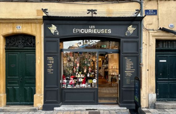 Les Épicurieuses est une épicerie fine située dans l’hyper centre d’Aix en Provence. On y trouve des conserves, des huiles, des épices et tout un tas de produits bien sourcés.