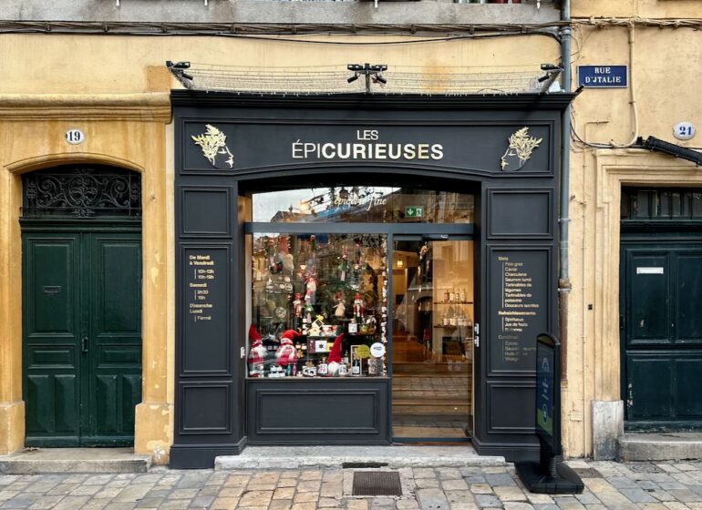 Les Épicurieuses est une épicerie fine située dans l’hyper centre d’Aix en Provence. On y trouve des conserves, des huiles, des épices et tout un tas de produits bien sourcés.