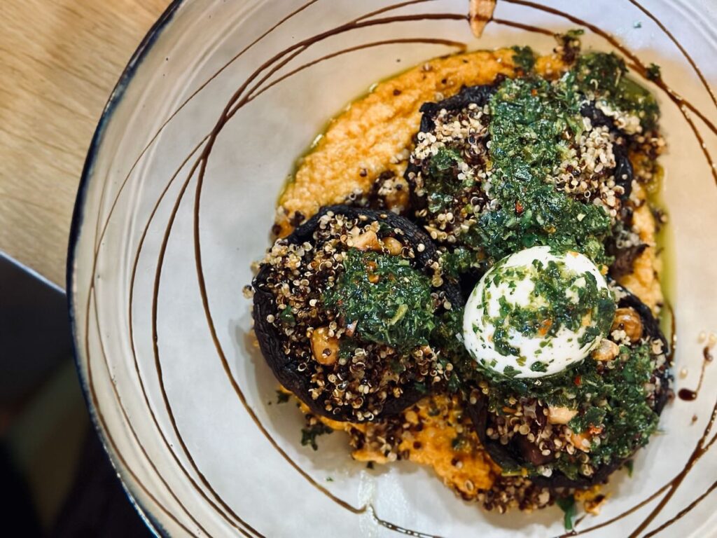 mesa est un restaurant situé à Aix en Provence qui propose une cuisine méditerranéenne et levantine. (portobellos farcis)