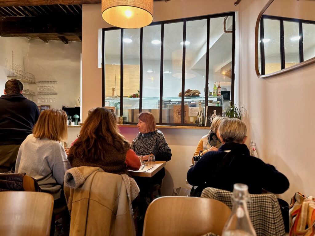 mesa est un restaurant situé à Aix en Provence qui propose une cuisine méditerranéenne et levantine. (salle)