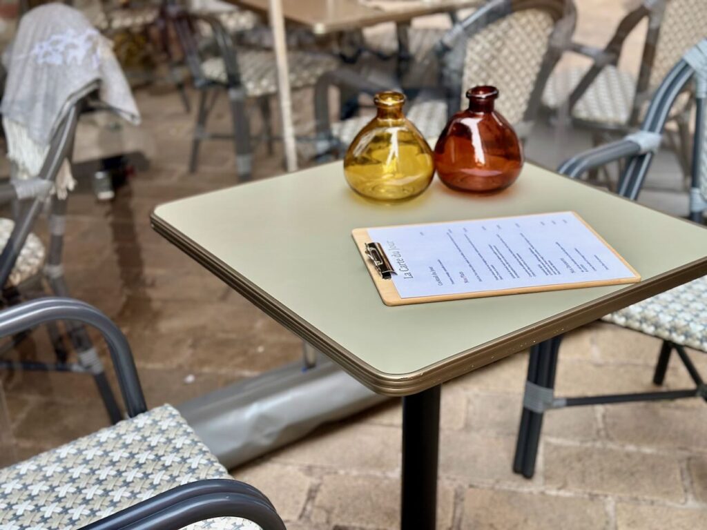 mesa est un restaurant situé à Aix en Provence qui propose une cuisine méditerranéenne et levantine. (terrasse)