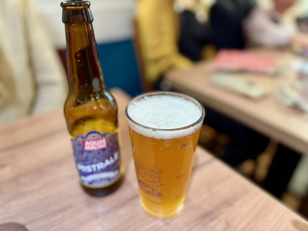 Chez Charlotte, un bistrot au charme intemporel situé à Aix-en-Provence ou le chef Laurent propose une cuisine française traditionnelle (bière)