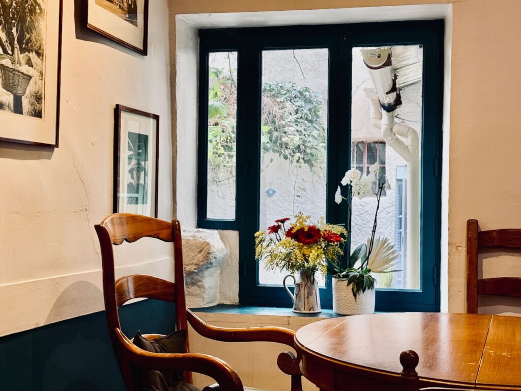 Chez Charlotte, un bistrot au charme intemporel situé à Aix-en-Provence ou le chef Laurent propose une cuisine française traditionnelle (déco)