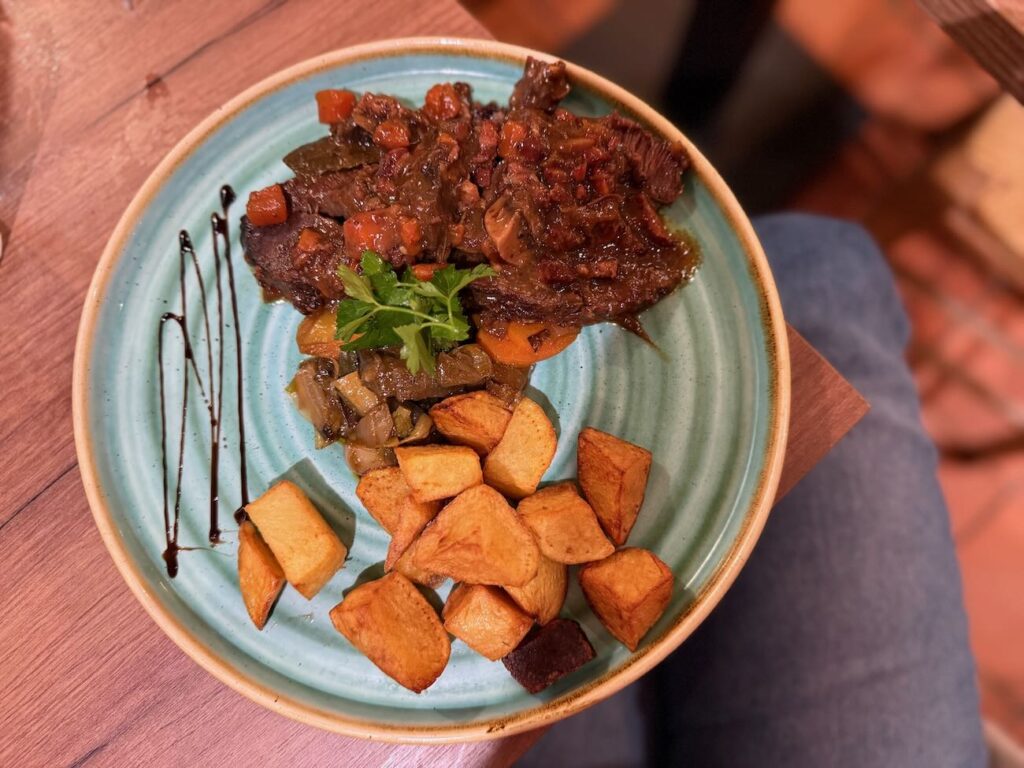 Chez Charlotte, un bistrot au charme intemporel situé à Aix-en-Provence ou le chef Laurent propose une cuisine française traditionnelle