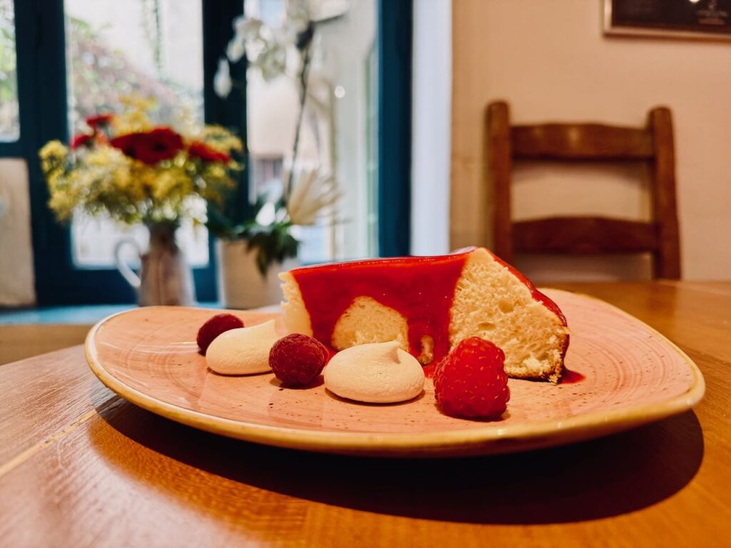 Chez Charlotte, un bistrot au charme intemporel situé à Aix-en-Provence ou le chef Laurent propose une cuisine française traditionnelle (cheesecake)
