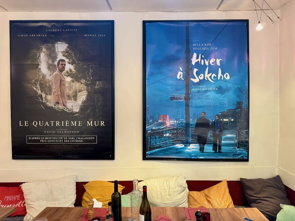 Chez Charlotte, un bistrot au charme intemporel situé à Aix-en-Provence ou le chef Laurent propose une cuisine française traditionnelle (cinéma)
