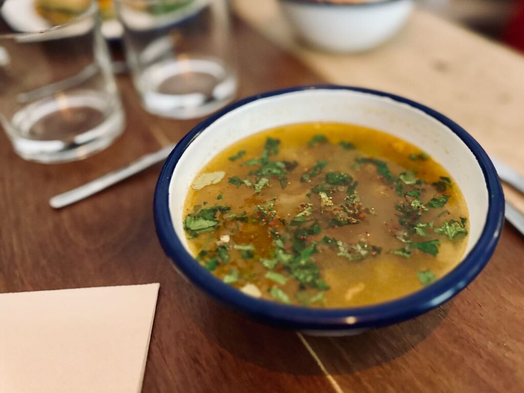 Moment est une cantine située dans le quartier des Arts et métiers à Aix-en-Provence qui se transforme le soir en repère de fins gourmets.  (bouillon)