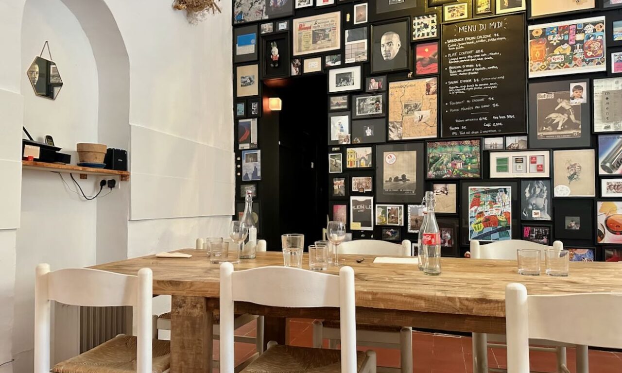 Moment est une cantine située dans le quartier des Arts et métiers à Aix-en-Provence qui se transforme le soir en repère de fins gourmets.  (table)