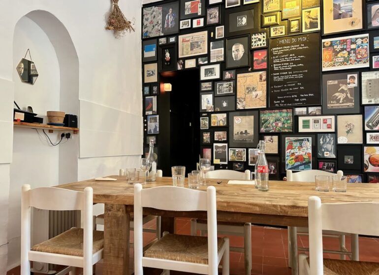 Moment est une cantine située dans le quartier des Arts et métiers à Aix-en-Provence qui se transforme le soir en repère de fins gourmets.  (table)