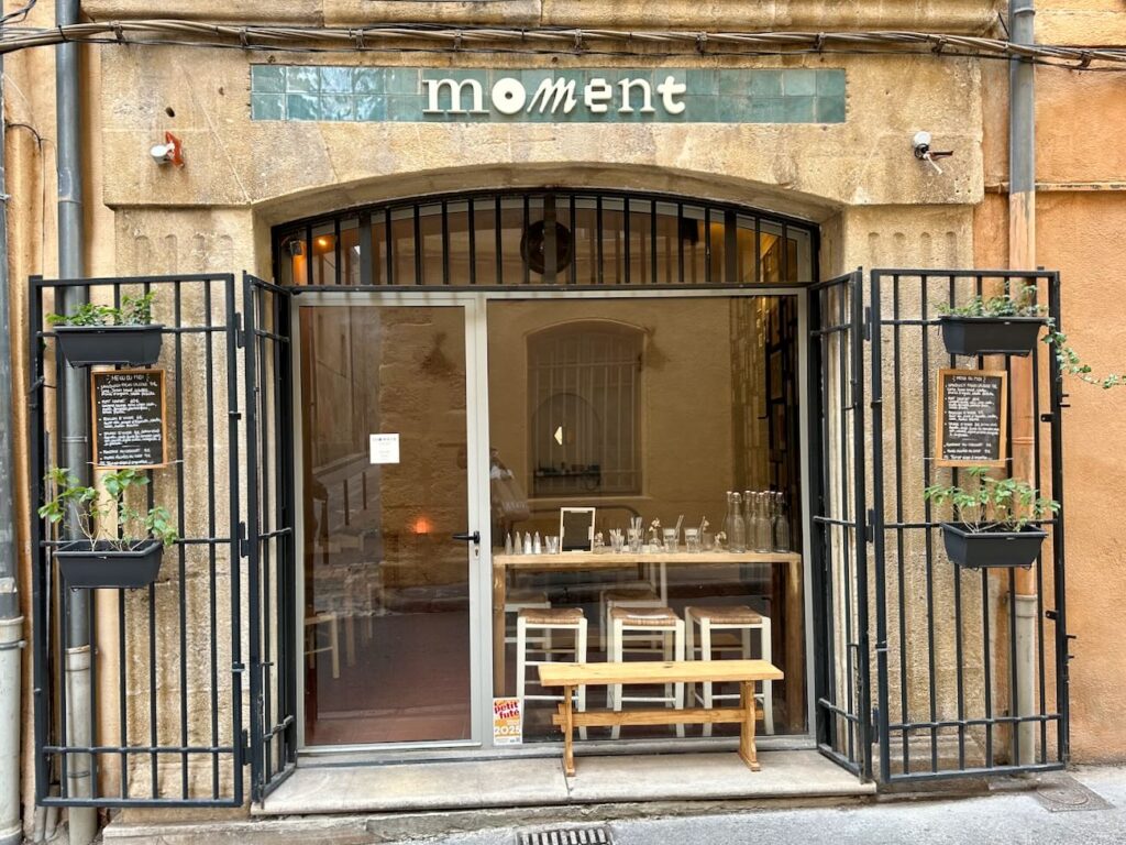 Moment est une cantine située dans le quartier des Arts et métiers à Aix-en-Provence qui se transforme le soir en repère de fins gourmets. (façade)