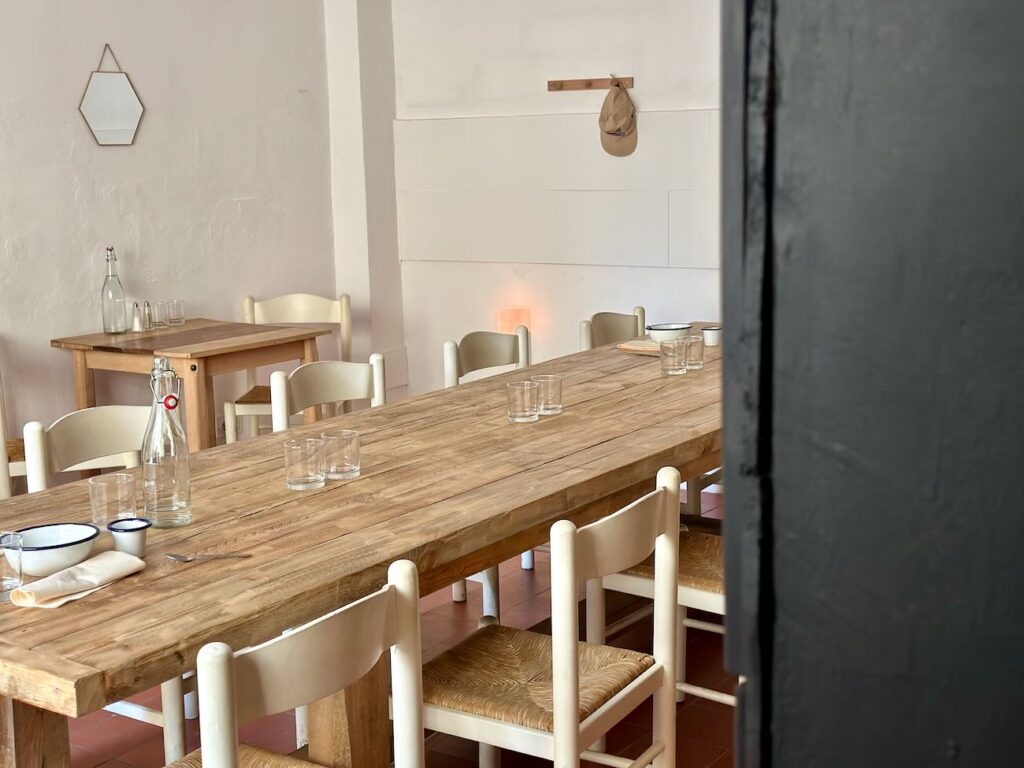 Moment est une cantine située dans le quartier des Arts et métiers à Aix-en-Provence qui se transforme le soir en repère de fins gourmets. (table et chaises)