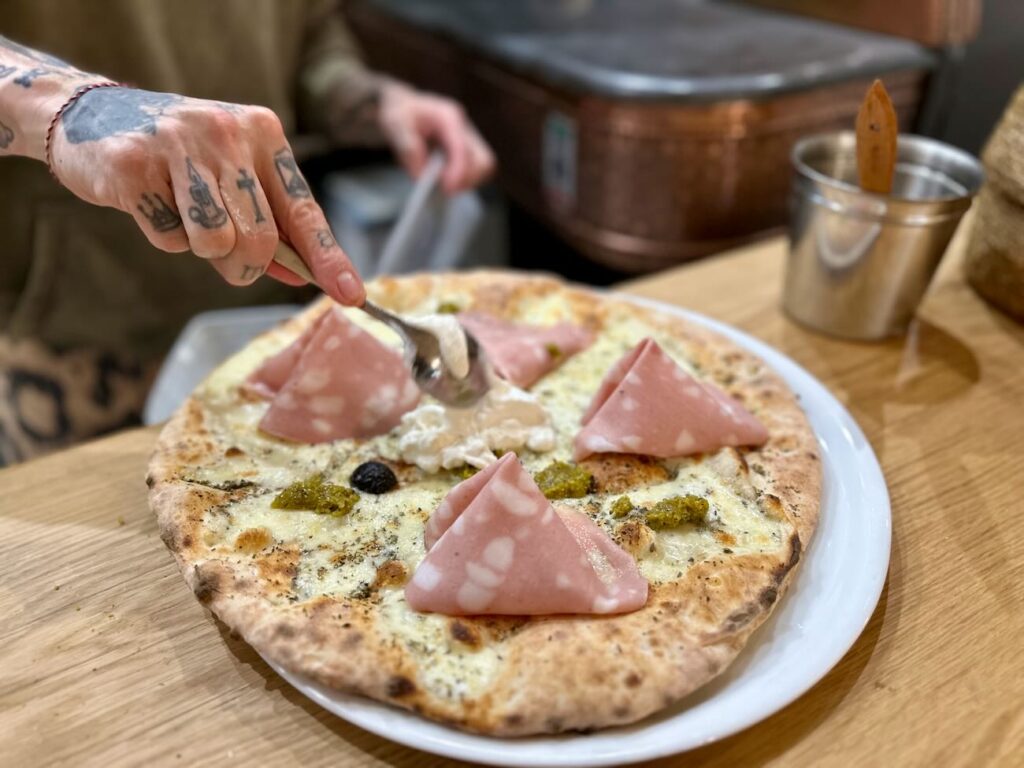 La Pizza des Arts est un restaurant italien qui propose des pizzas, des pâtes fraîches et des antipasti dans le quartier des Arts et métiers à Aix-en-Provence.