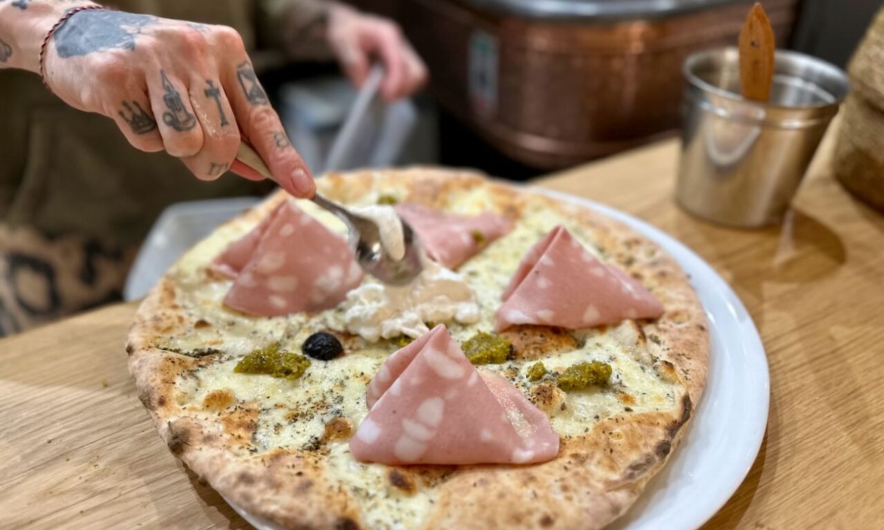 La Pizza des Arts est un restaurant italien qui propose des pizzas, des pâtes fraîches et des antipasti dans le quartier des Arts et métiers à Aix-en-Provence.