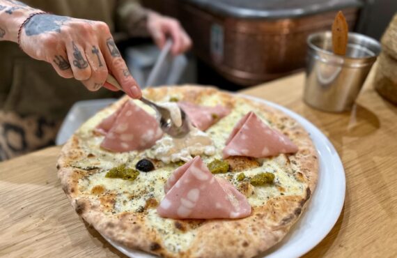 La Pizza des Arts est un restaurant italien qui propose des pizzas, des pâtes fraîches et des antipasti dans le quartier des Arts et métiers à Aix-en-Provence.