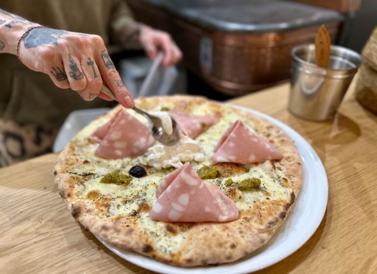 La Pizza des Arts est un restaurant italien qui propose des pizzas, des pâtes fraîches et des antipasti dans le quartier des Arts et métiers à Aix-en-Provence.