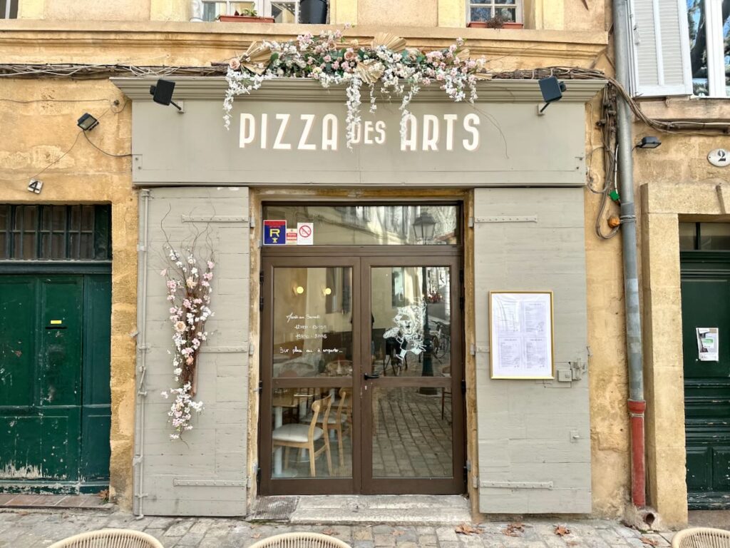 La Pizza des Arts est un restaurant italien qui propose des pizzas, des pâtes fraîches et des antipasti dans le quartier des Arts et métiers à Aix-en-Provence.