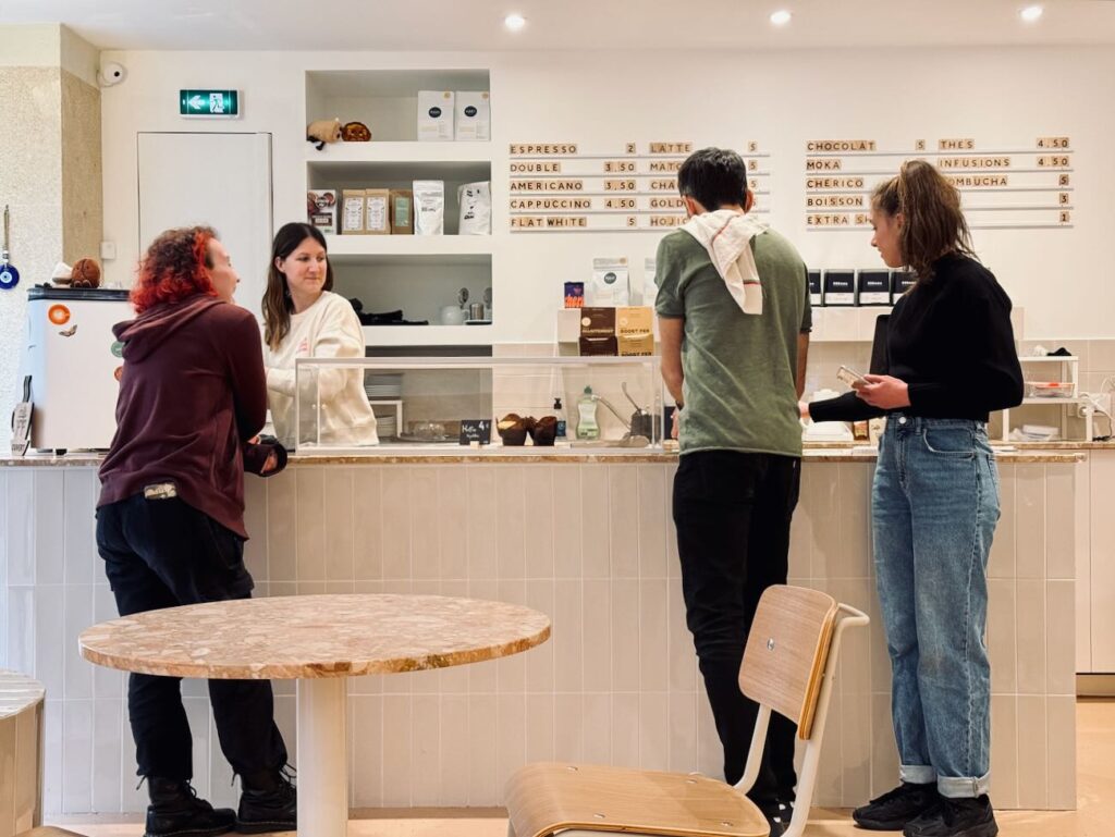 Café Yoyo est un coffee shop pour toute la famille qui propose du café de spécialité et un espace de jeu pour les enfants. (comptoir)