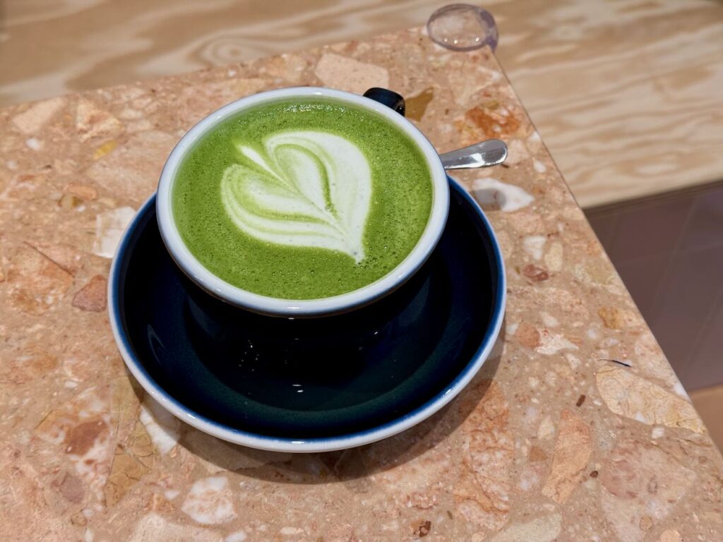 Café Yoyo est un coffee shop pour toute la famille qui propose du café de spécialité et un espace de jeu pour les enfants. (matcha)