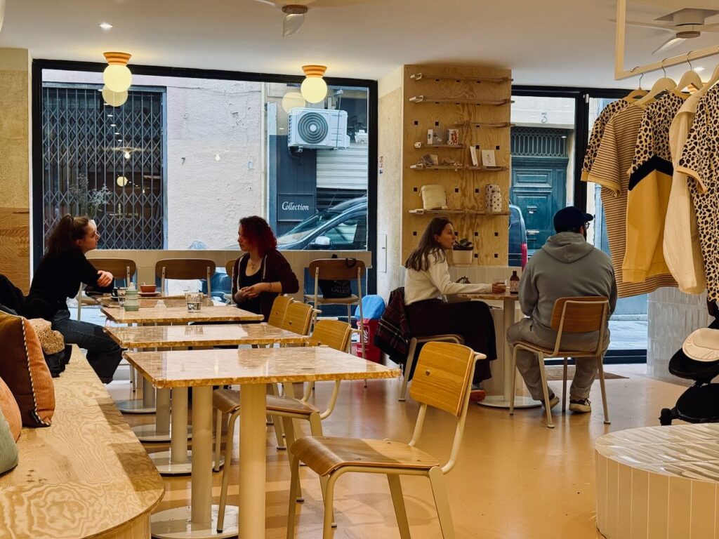 Café Yoyo est un coffee shop pour toute la famille qui propose du café de spécialité et un espace de jeu pour les enfants.